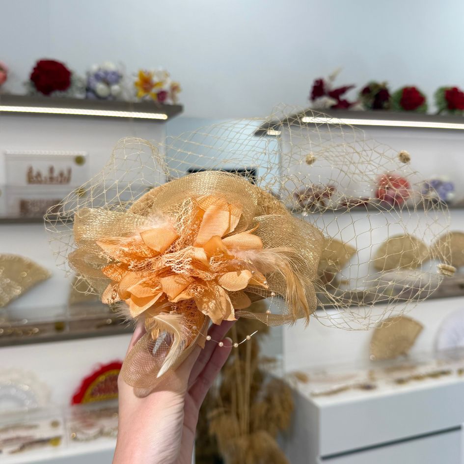 Chapeau de cérémonie champagne avec voile et fleurs