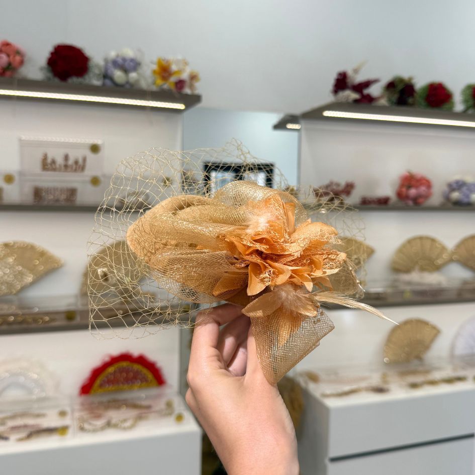 Chapeau de cérémonie champagne avec voile et fleurs
