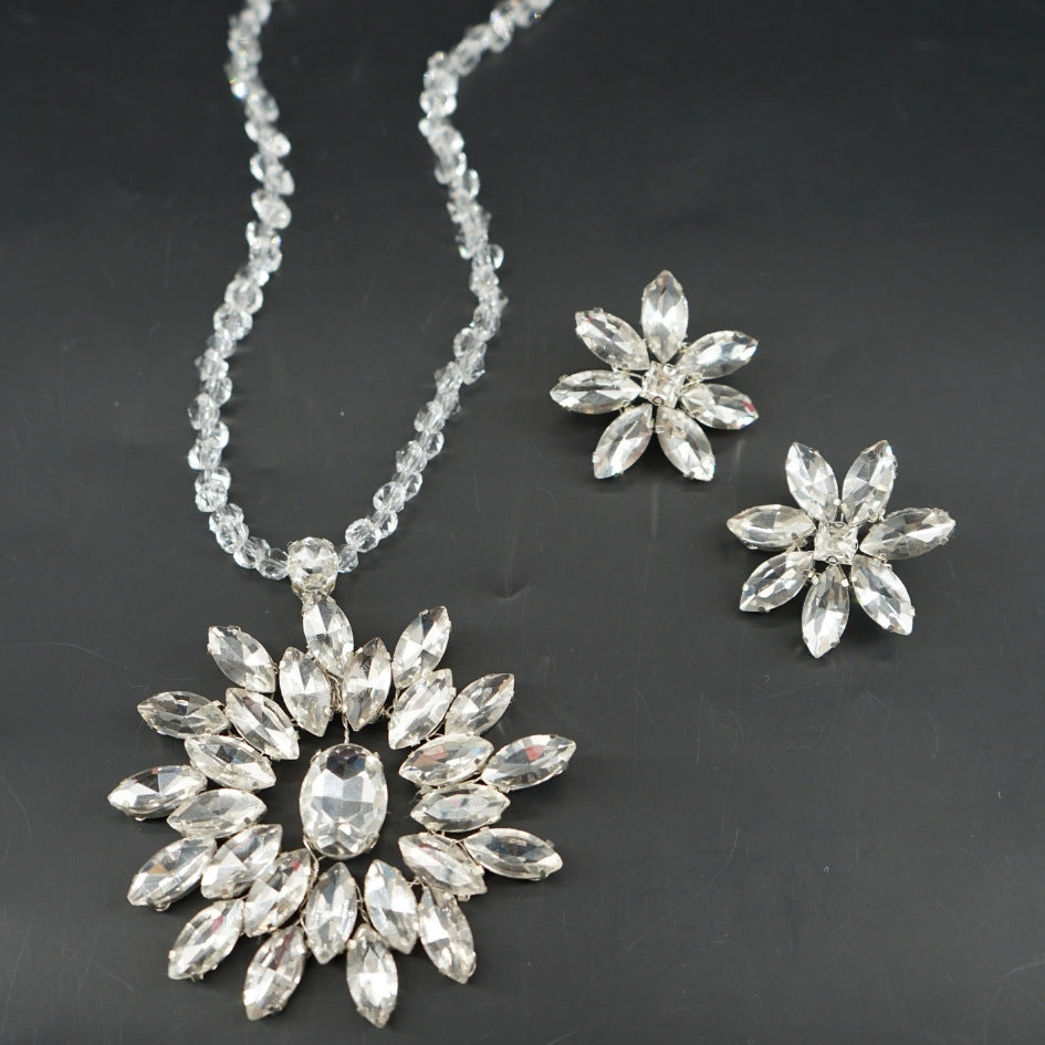 Collier argenté cristaux floral luxe