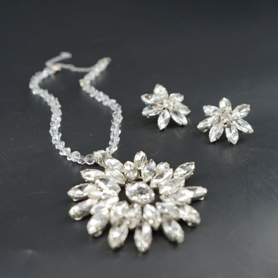 Collier argenté cristaux floral luxe