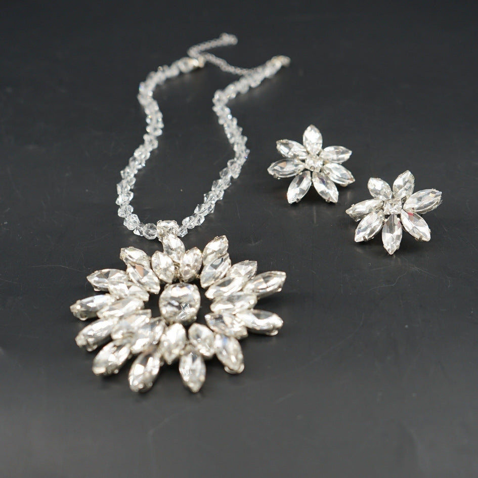 Collier argenté cristaux floral luxe