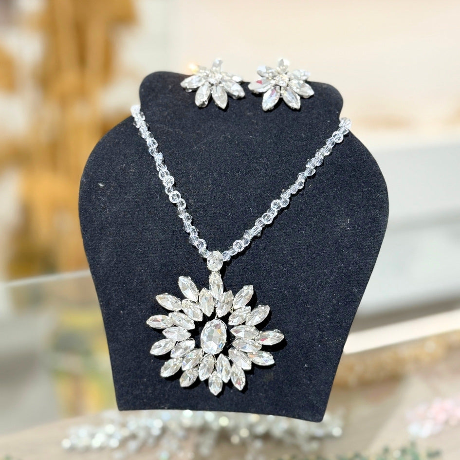 Collier argenté cristaux floral luxe