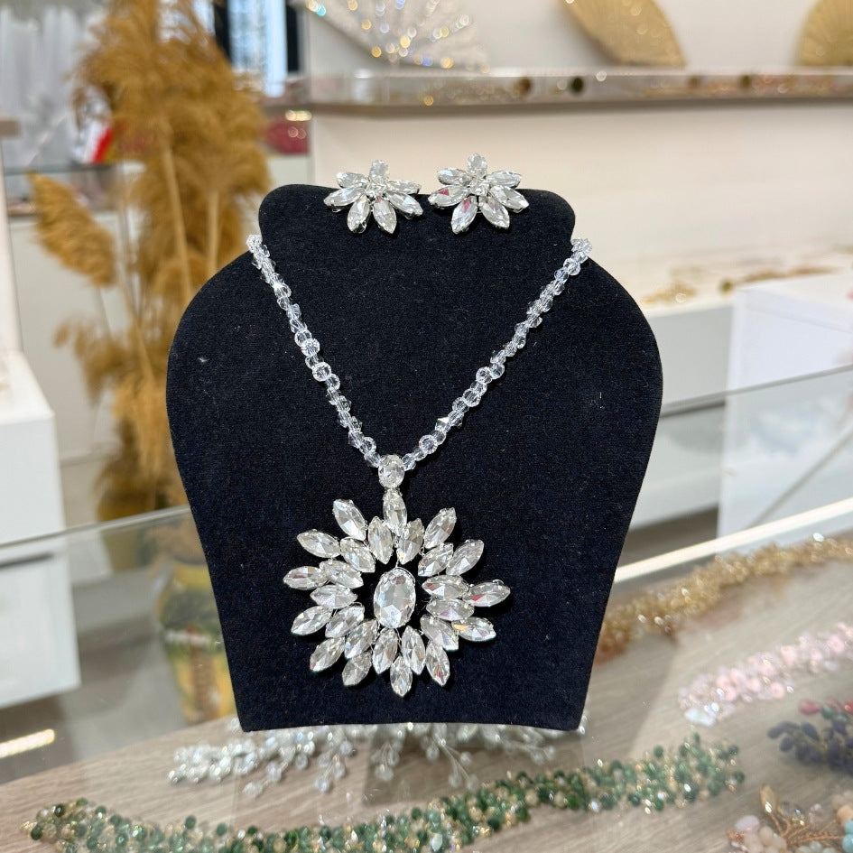 Collier argenté cristaux floral luxe