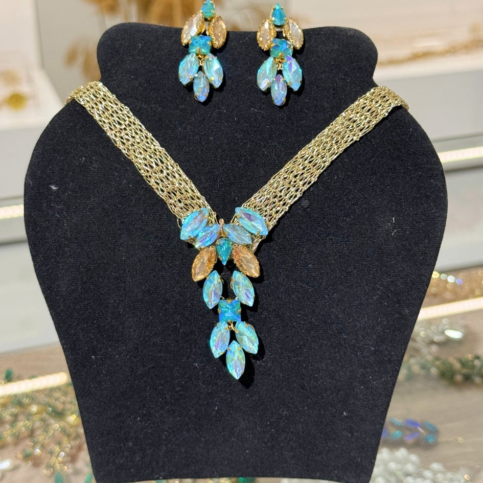 Collier bleu doré cristaux élégant