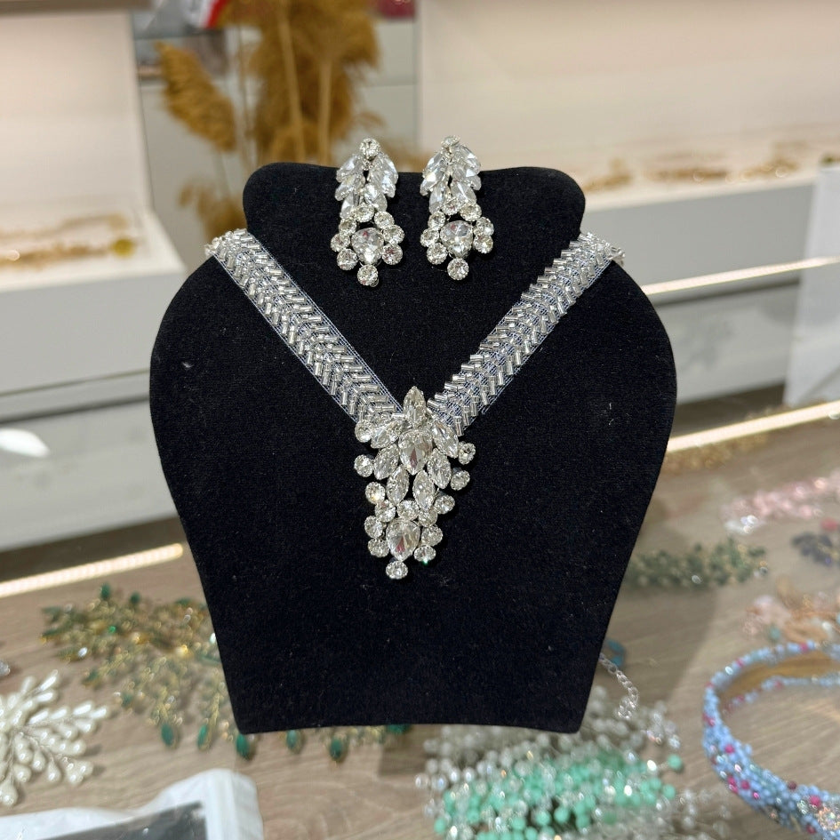 Collier argenté cristaux élégant luxe