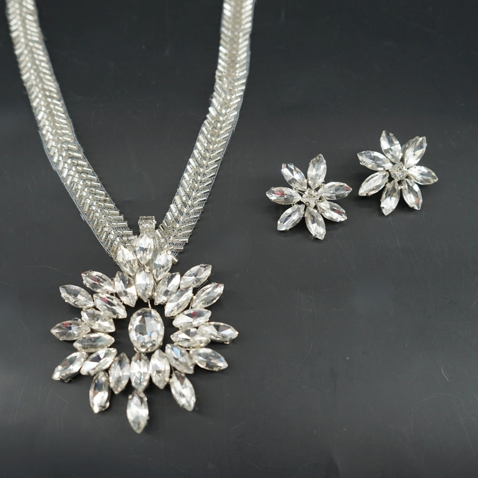 Collier argenté cristaux floral élégant