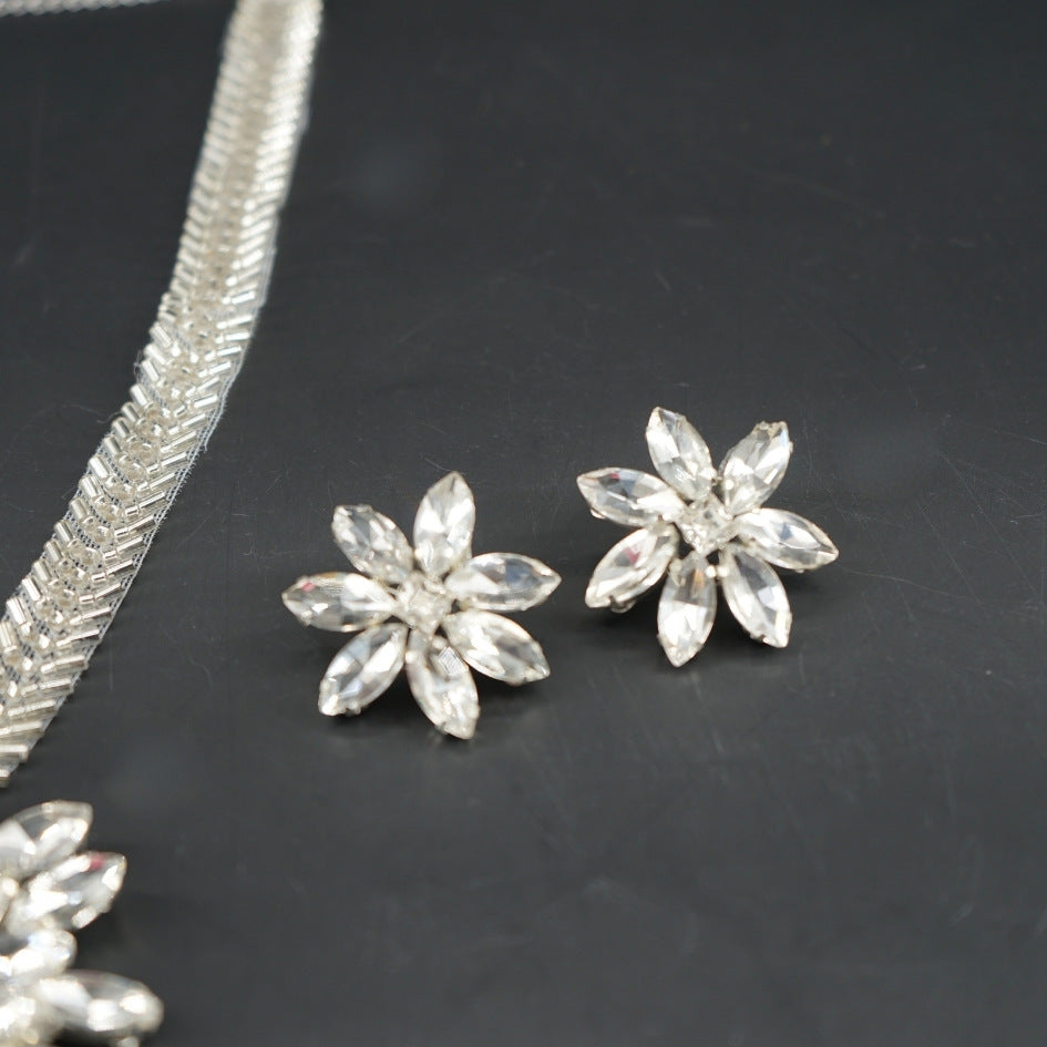 Collier argenté cristaux floral élégant