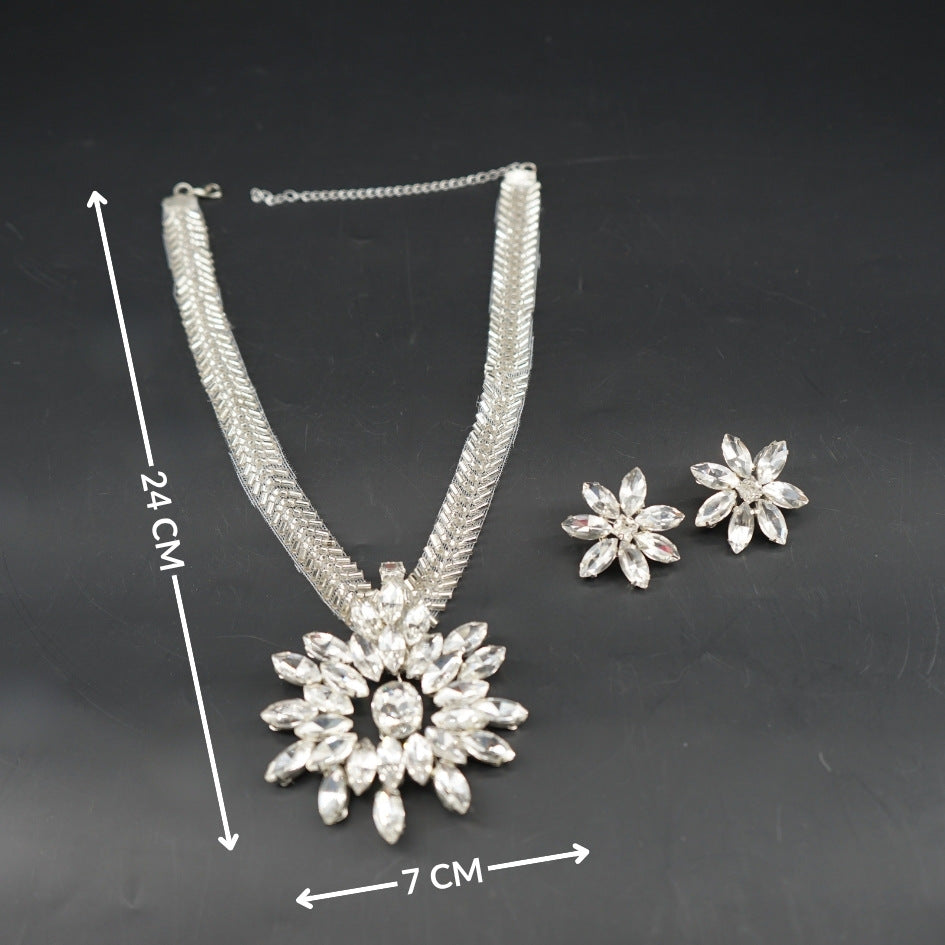 Collier argenté cristaux floral élégant