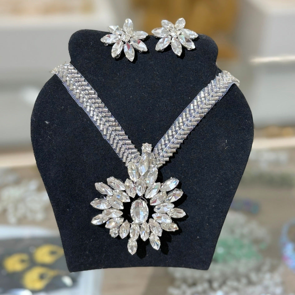 Collier argenté cristaux floral élégant