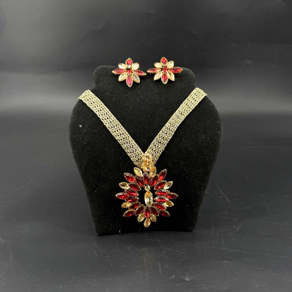 Collier doré rouge cristal floral élégant