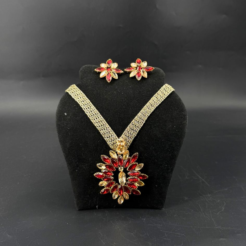 Collier doré rouge cristal floral élégant