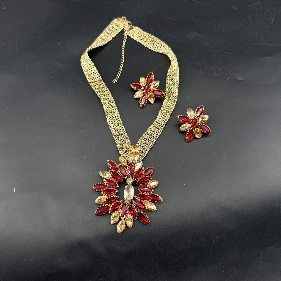Collier doré rouge cristal floral élégant