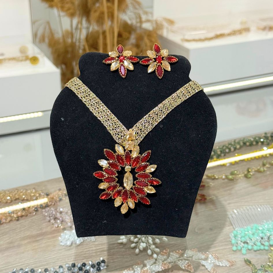 Collier doré rouge cristal floral élégant