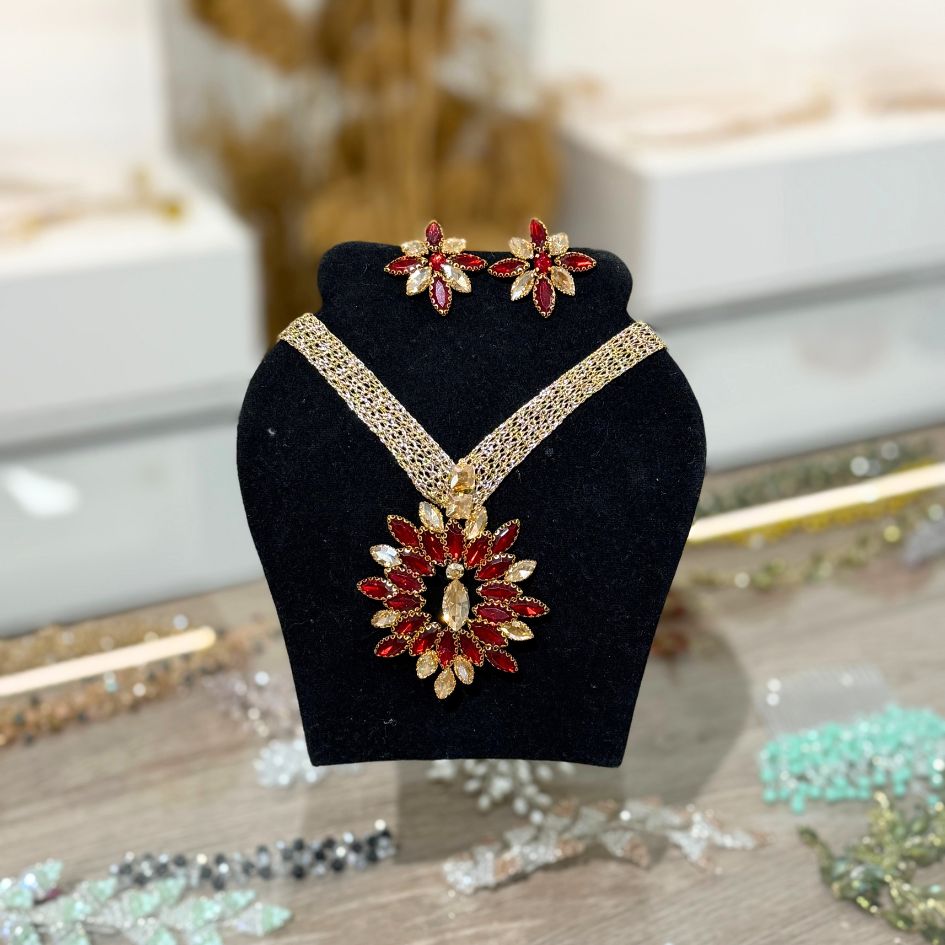 Collier doré rouge cristal floral élégant