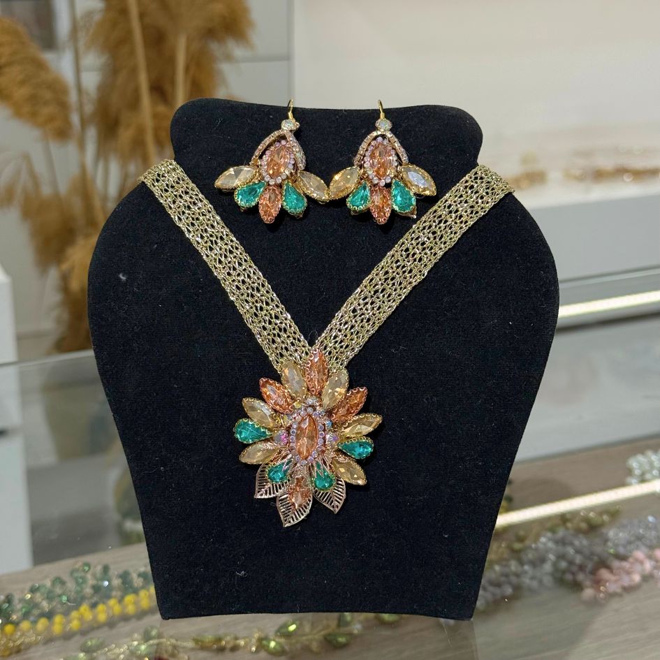 Collier doré floral vert et champagne
