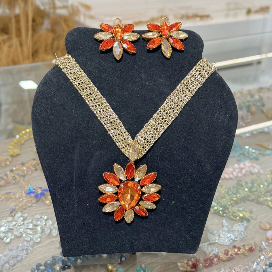 Parure collier et boucles d’oreilles dorée avec cristaux orange