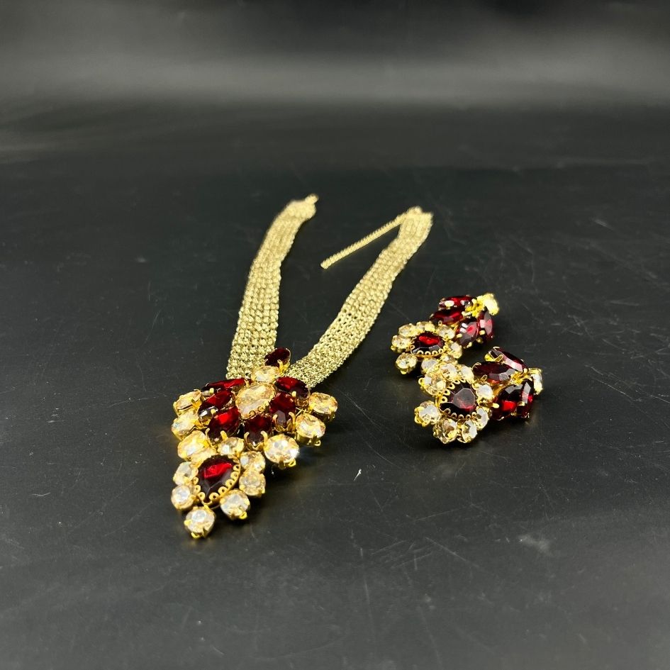 Parure collier et boucles d’oreilles dorée avec cristaux bordeaux