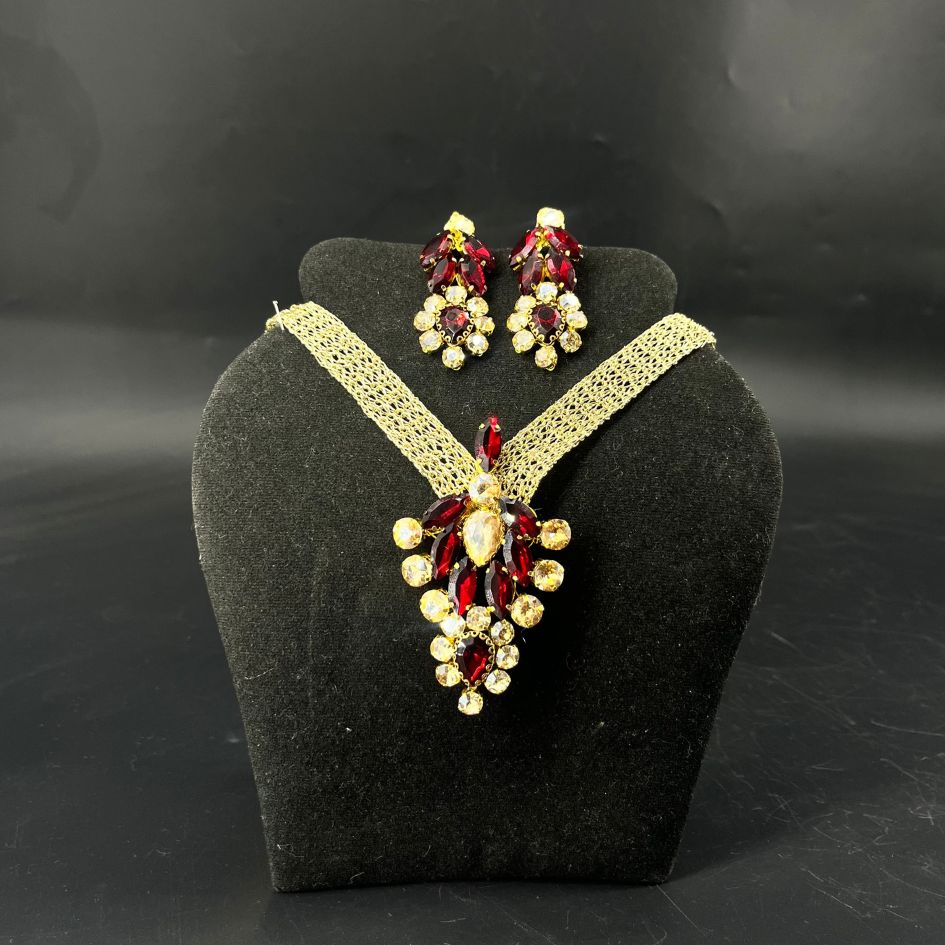Parure collier et boucles d’oreilles dorée avec cristaux bordeaux
