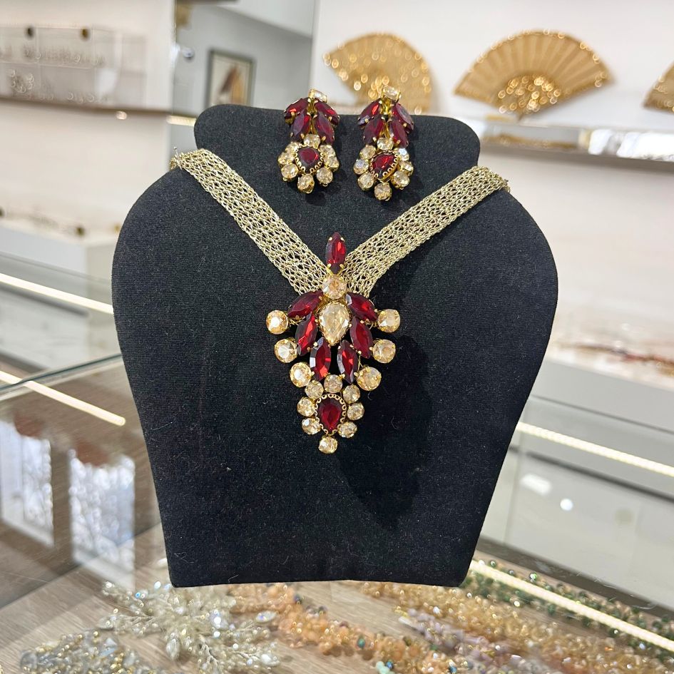 Parure collier et boucles d’oreilles dorée avec cristaux bordeaux