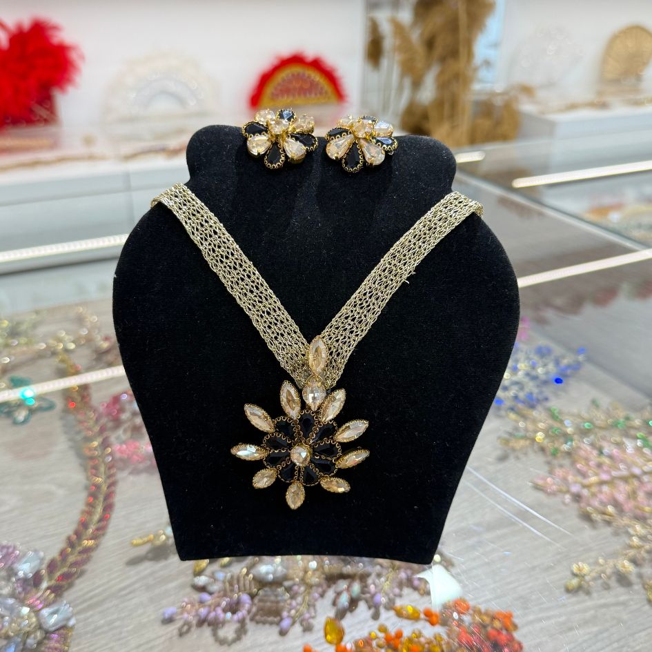 Parure collier et boucles d’oreilles dorée noire avec cristaux champagne