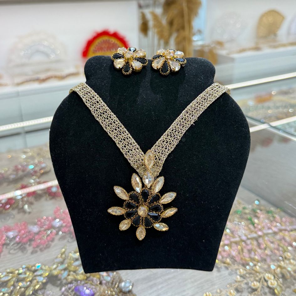 Parure collier et boucles d’oreilles dorée noire avec cristaux champagne