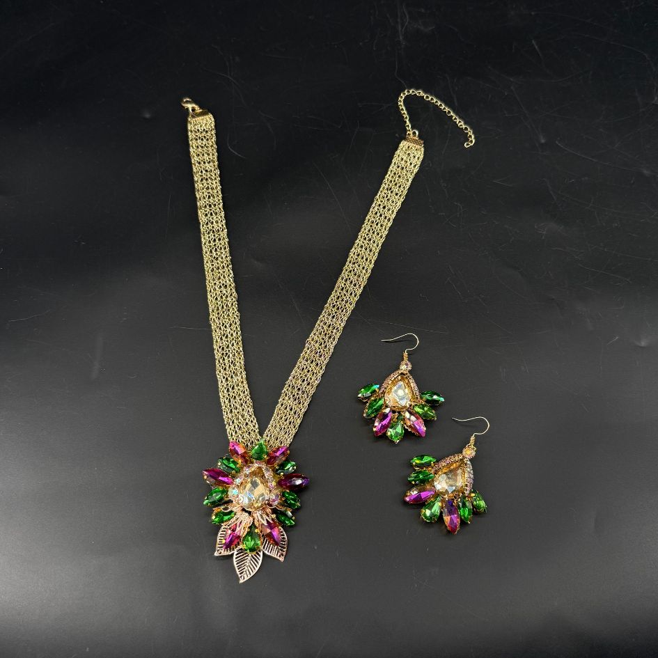 Parure collier et boucles d’oreilles dorée multicolore avec cristaux