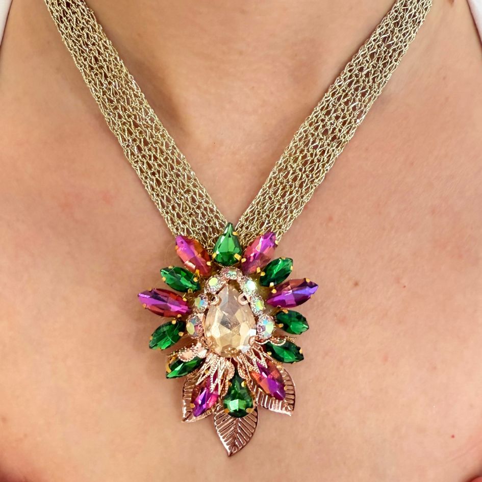 Parure collier et boucles d’oreilles dorée multicolore avec cristaux