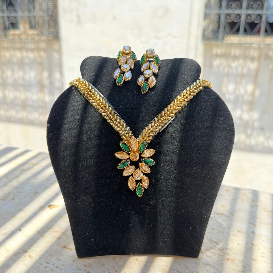 Parure collier et boucles d’oreilles dorée avec cristaux verts