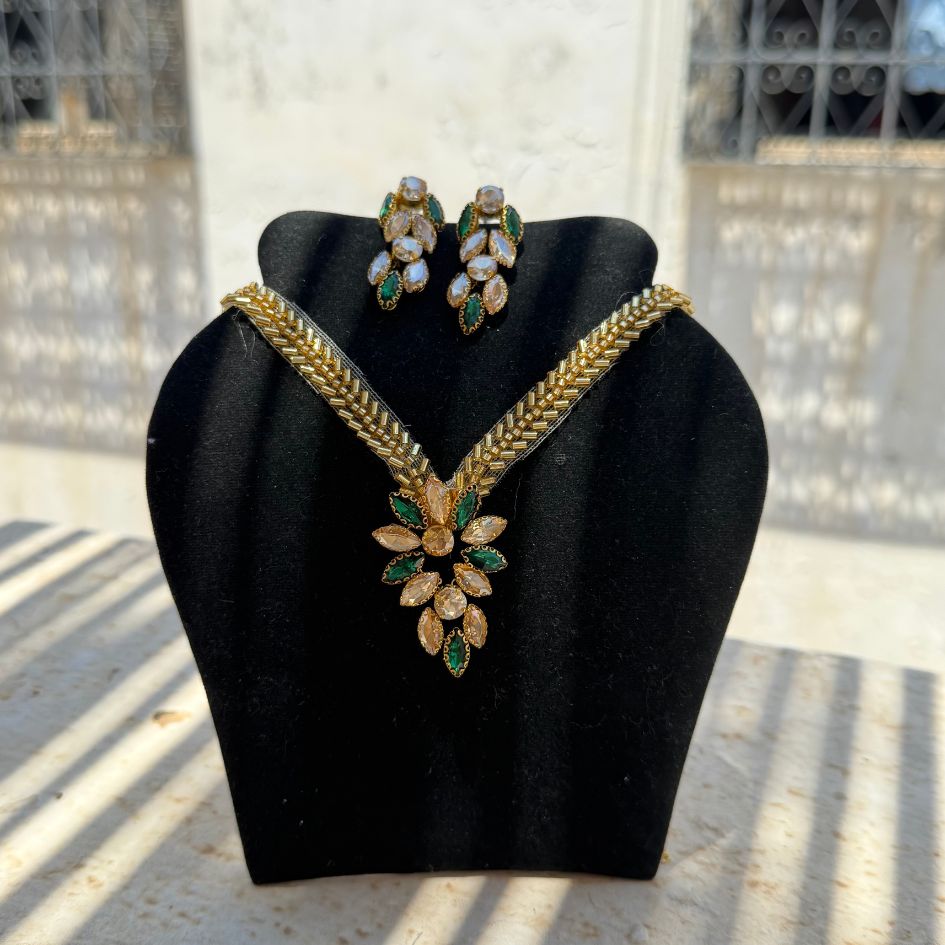 Parure collier et boucles d’oreilles dorée avec cristaux verts