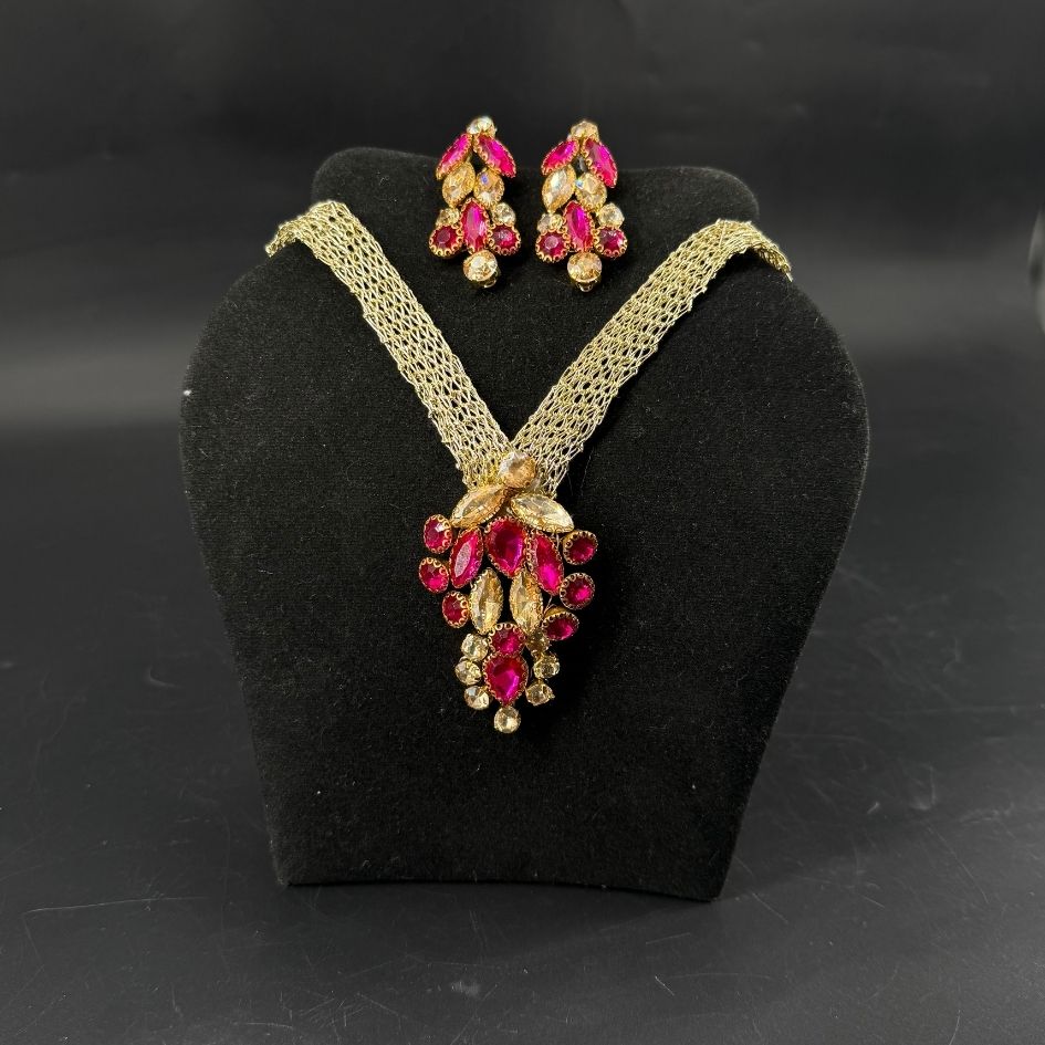 Parure collier et boucles d’oreilles dorée avec cristaux fuchsia