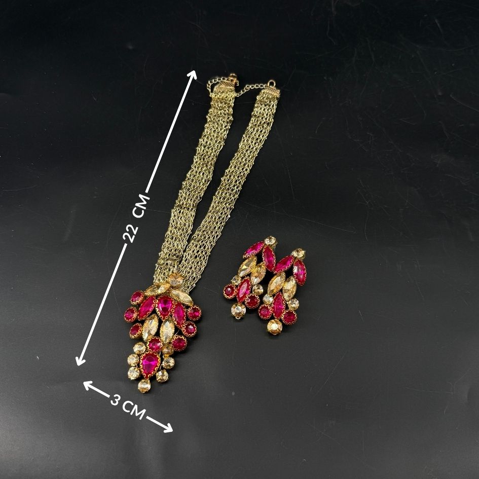 Parure collier et boucles d’oreilles dorée avec cristaux fuchsia