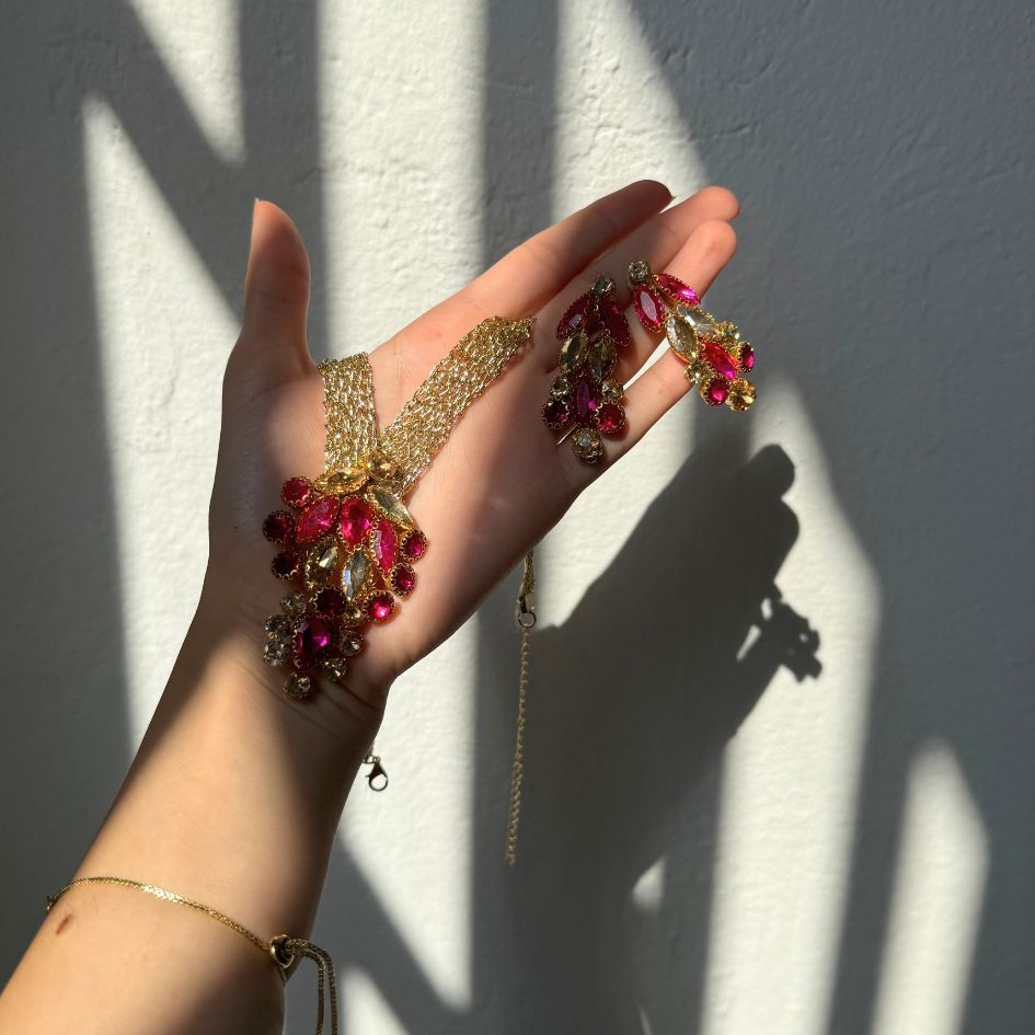 Parure collier et boucles d’oreilles dorée avec cristaux fuchsia