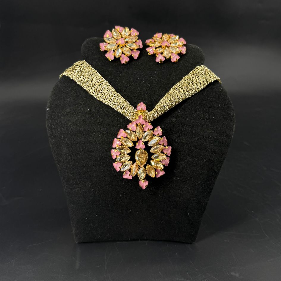 Parure collier et boucles d’oreilles dorée avec cristaux rose poudré