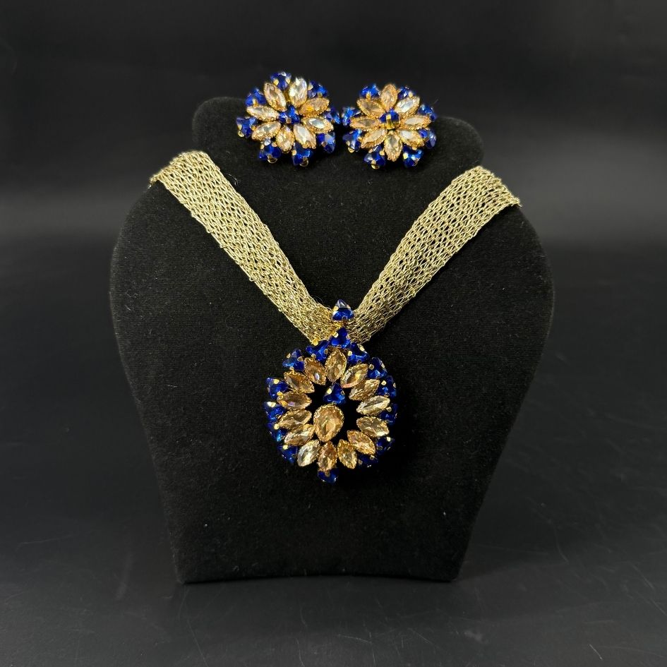 Parure collier et boucles d’oreilles dorée avec cristaux bleu royal