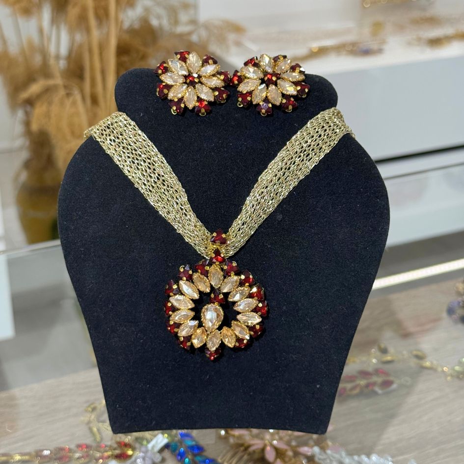 Parure collier et boucles d’oreilles dorée avec cristaux bordeaux