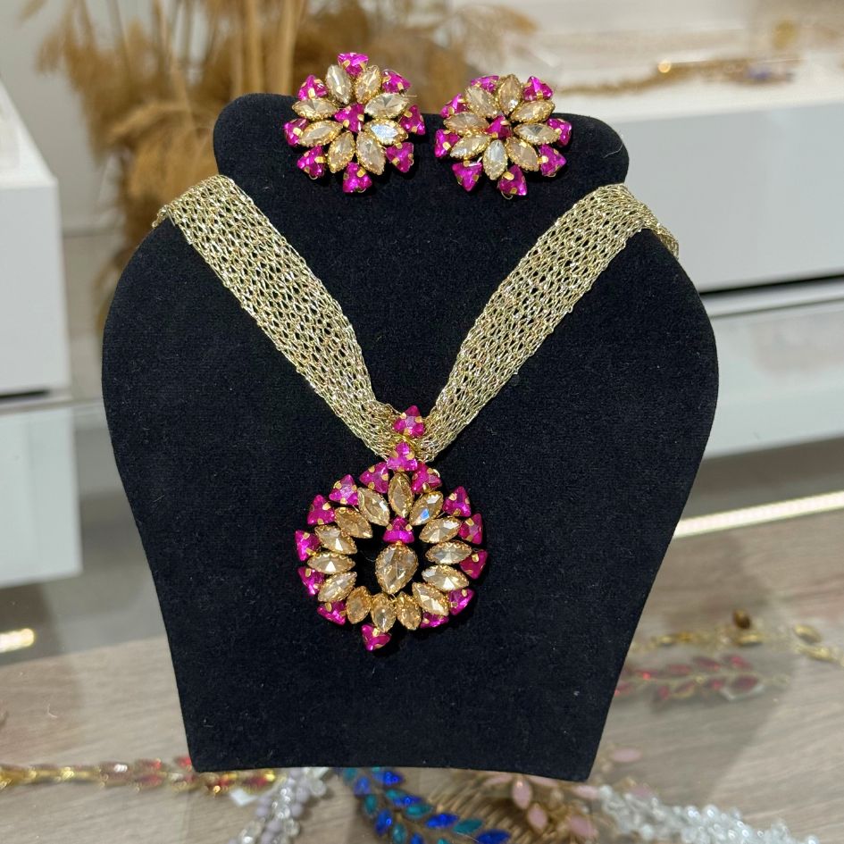 Parure collier et boucles d’oreilles dorée avec cristaux fuchsia