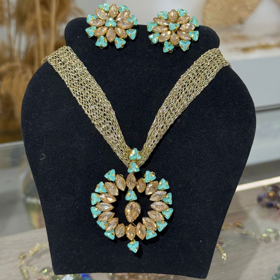 Parure collier et boucles d’oreilles dorée avec cristaux turquoise