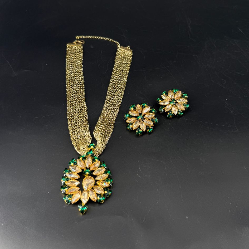 Parure collier et boucles d’oreilles dorée avec cristaux verts émeraude