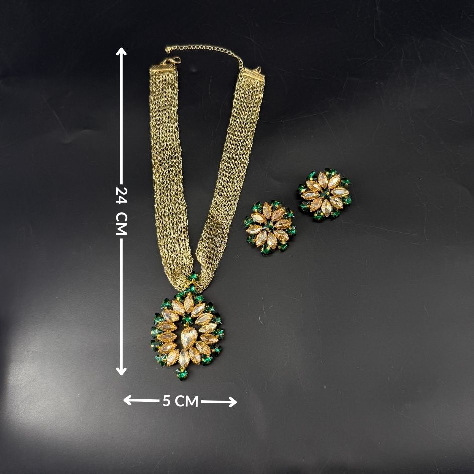 Parure collier et boucles d’oreilles dorée avec cristaux verts émeraude