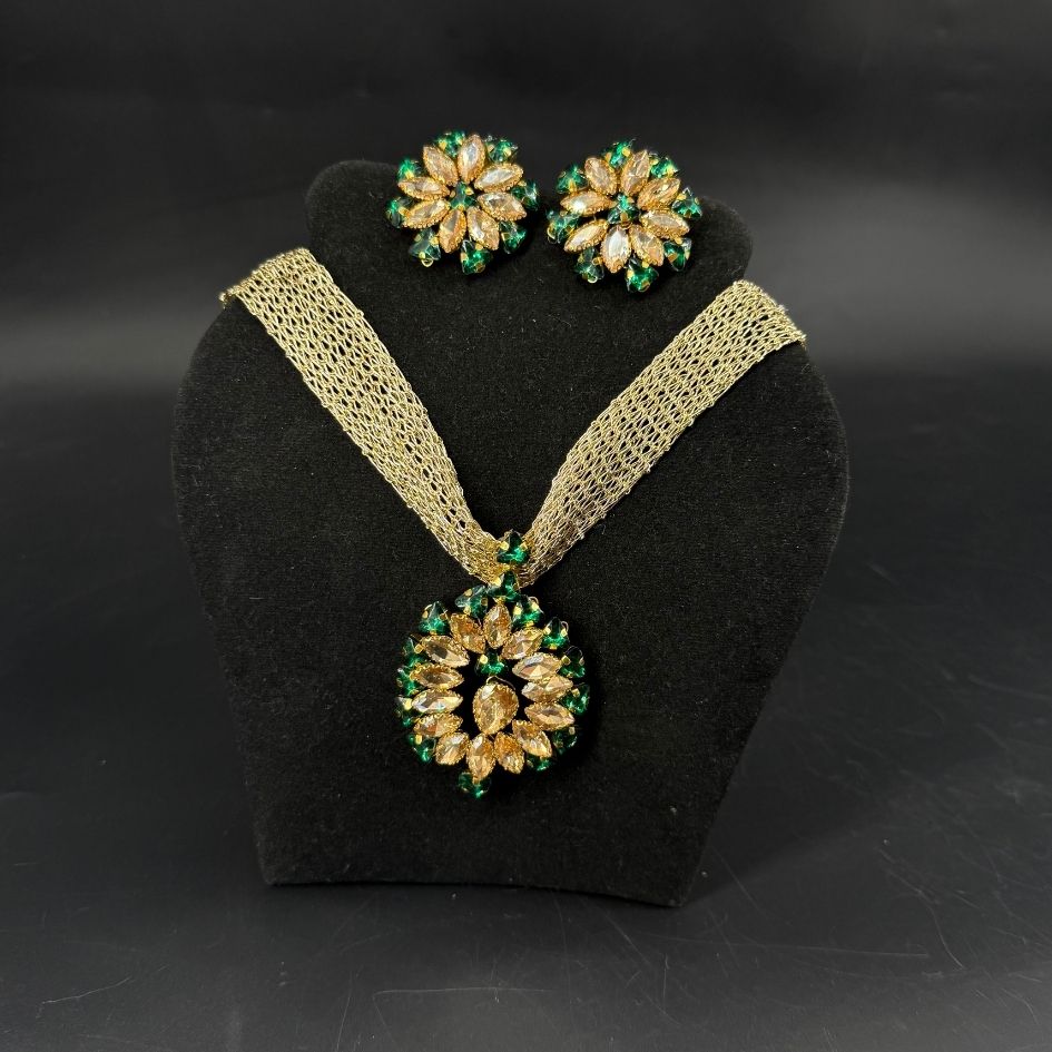 Parure collier et boucles d’oreilles dorée avec cristaux verts émeraude