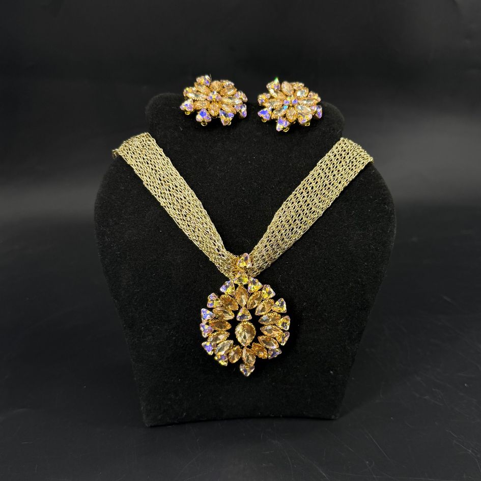 Parure collier et boucles d’oreilles dorée avec cristaux irisés violets