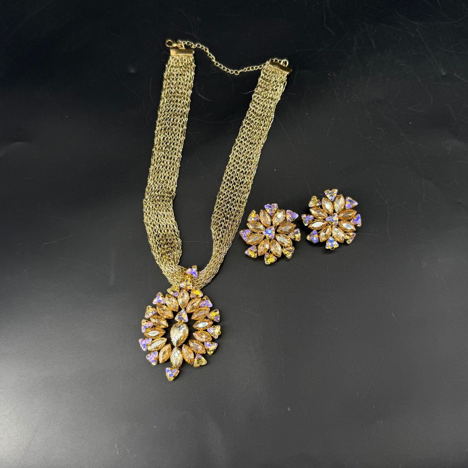 Parure collier et boucles d’oreilles dorée avec cristaux irisés violets