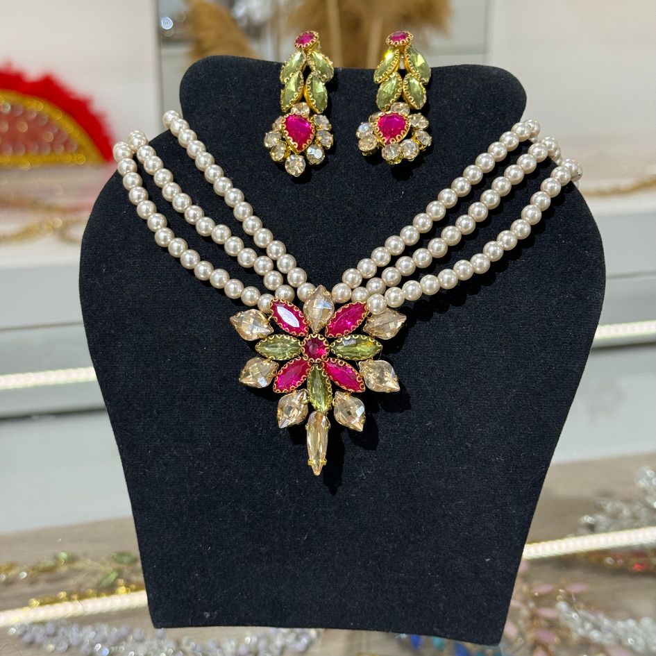 Parure collier de perles et boucles d’oreilles avec cristaux fuchsia et verts