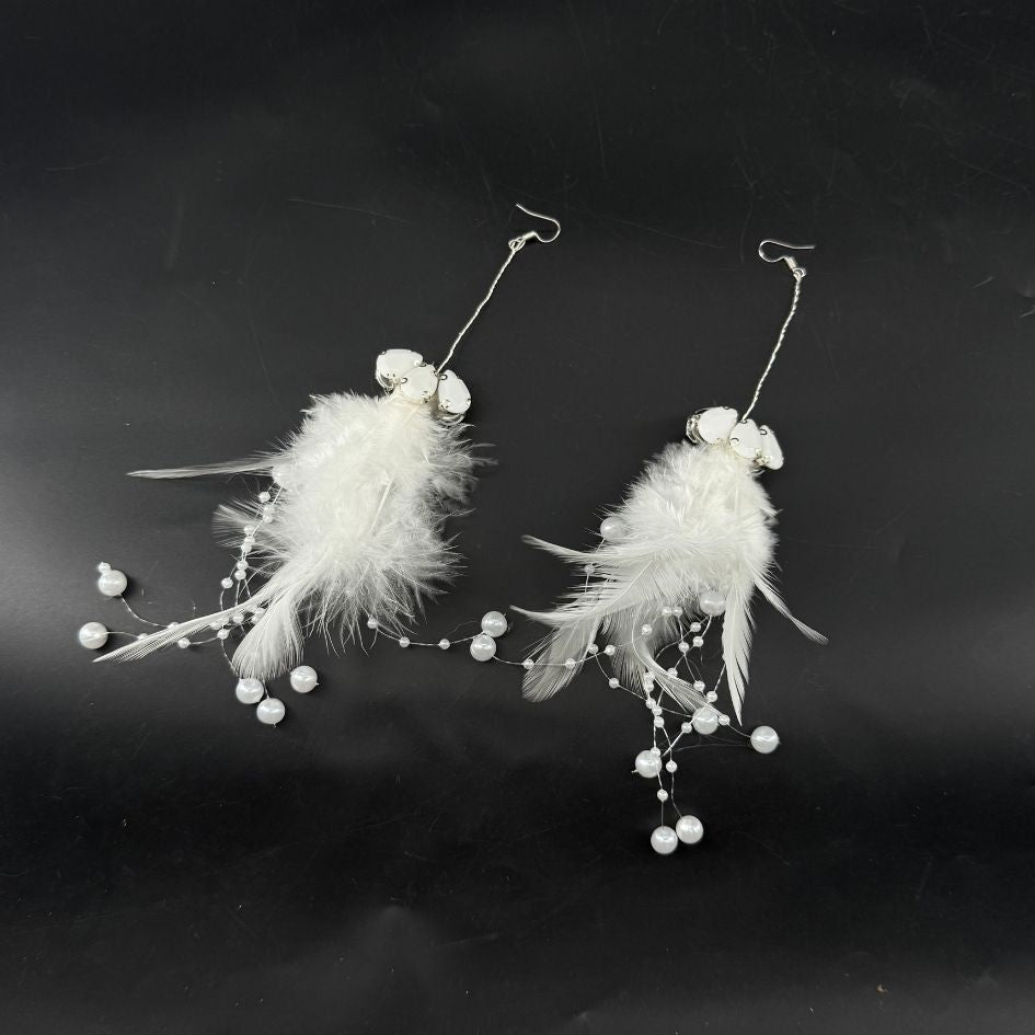 Boucles d’oreilles longues blanches avec plumes et perles