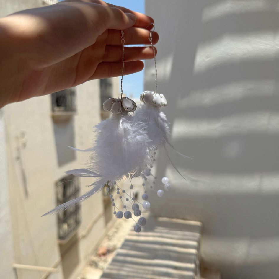 Boucles d’oreilles longues blanches avec plumes et perles