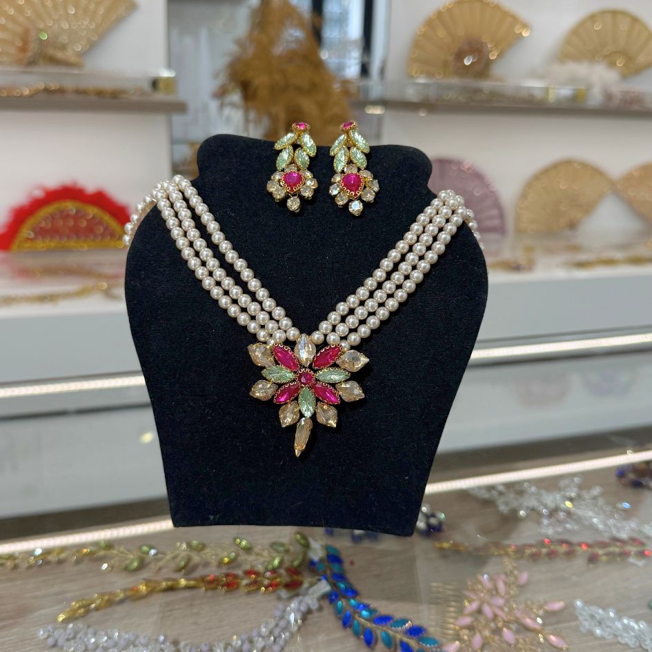 Parure collier de perles et boucles d’oreilles avec cristaux fuchsia et vert sauge