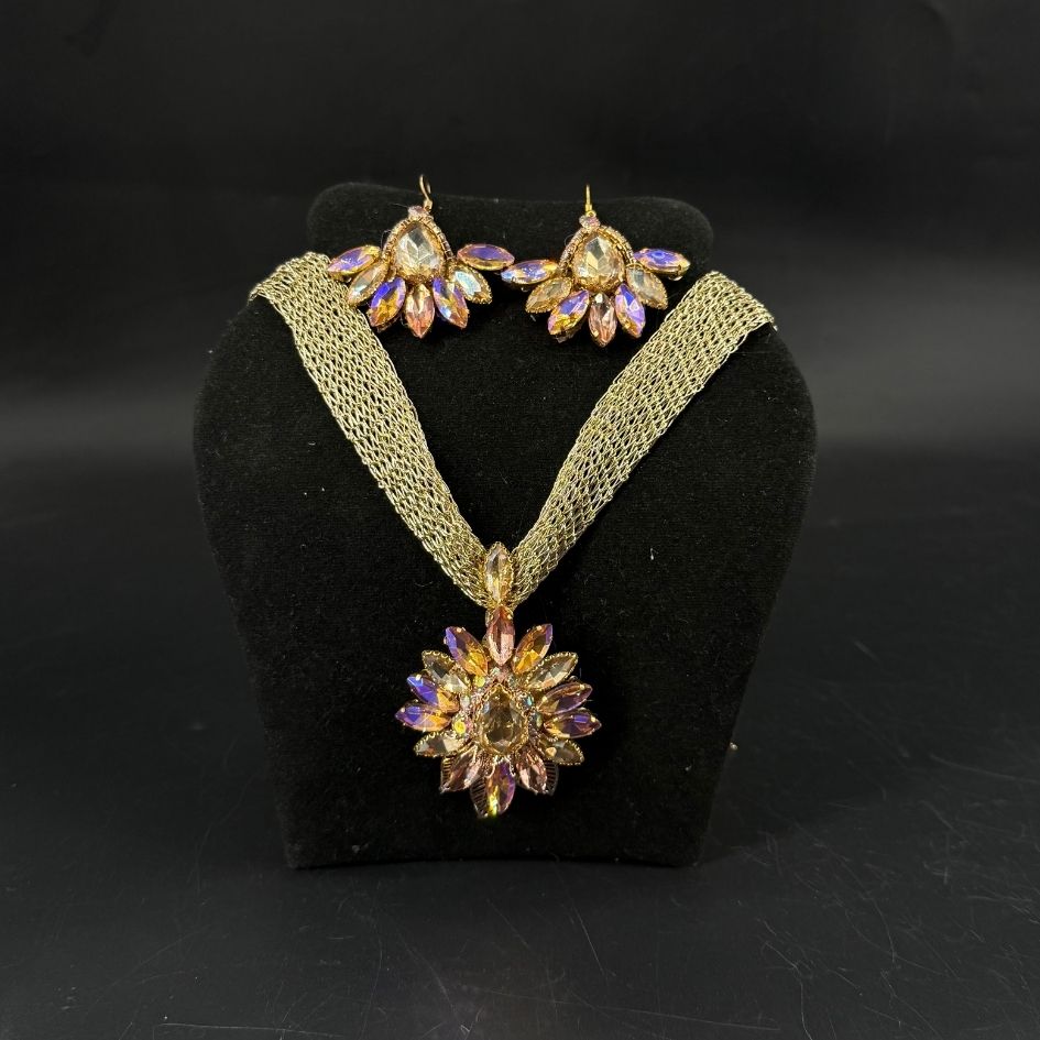Collier et boucles d'oreilles dorés élégants avec cristaux