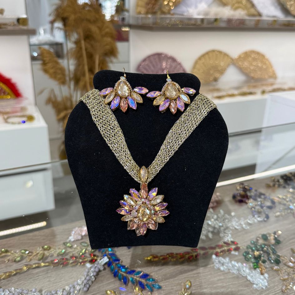Collier et boucles d'oreilles dorés élégants avec cristaux