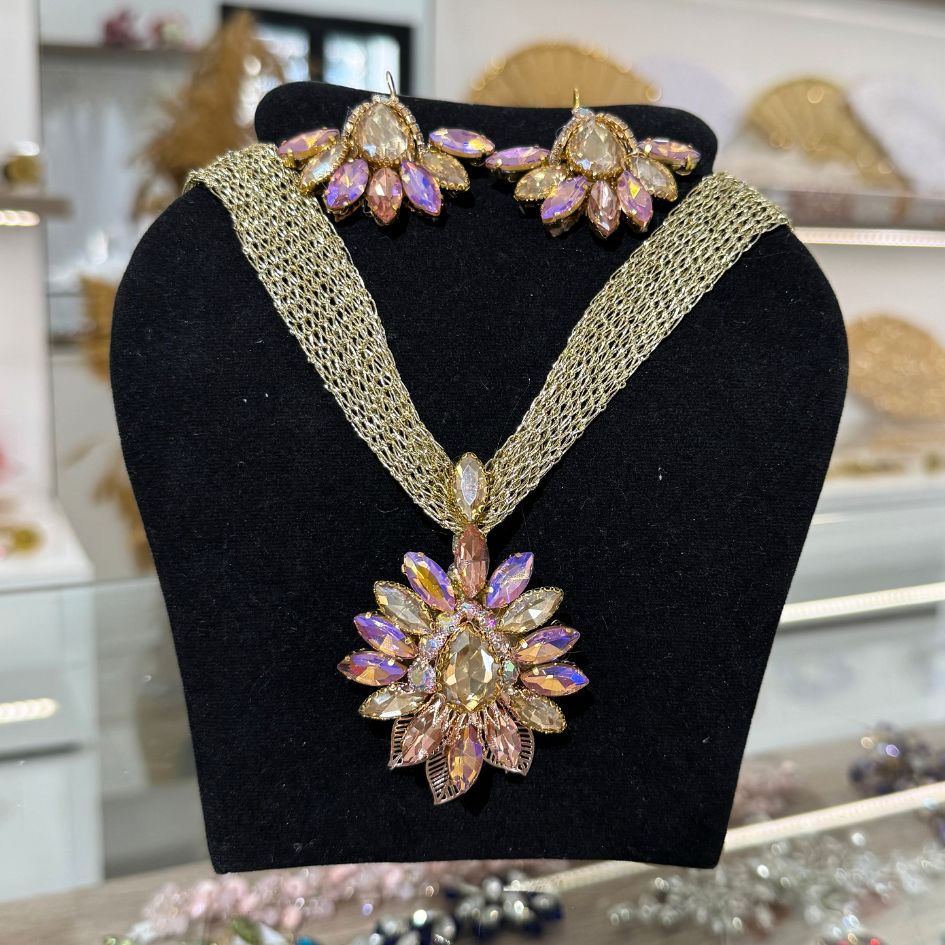 Collier et boucles d'oreilles dorés élégants avec cristaux