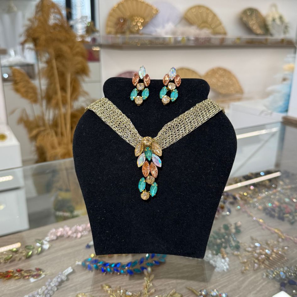 Parure collier et boucles d'oreilles dorée avec cristaux verts et irisés
